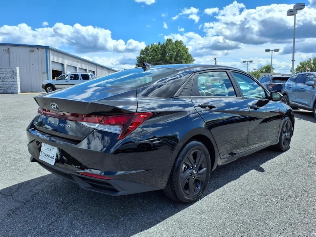 2023 Hyundai Elantra SEL photo 3