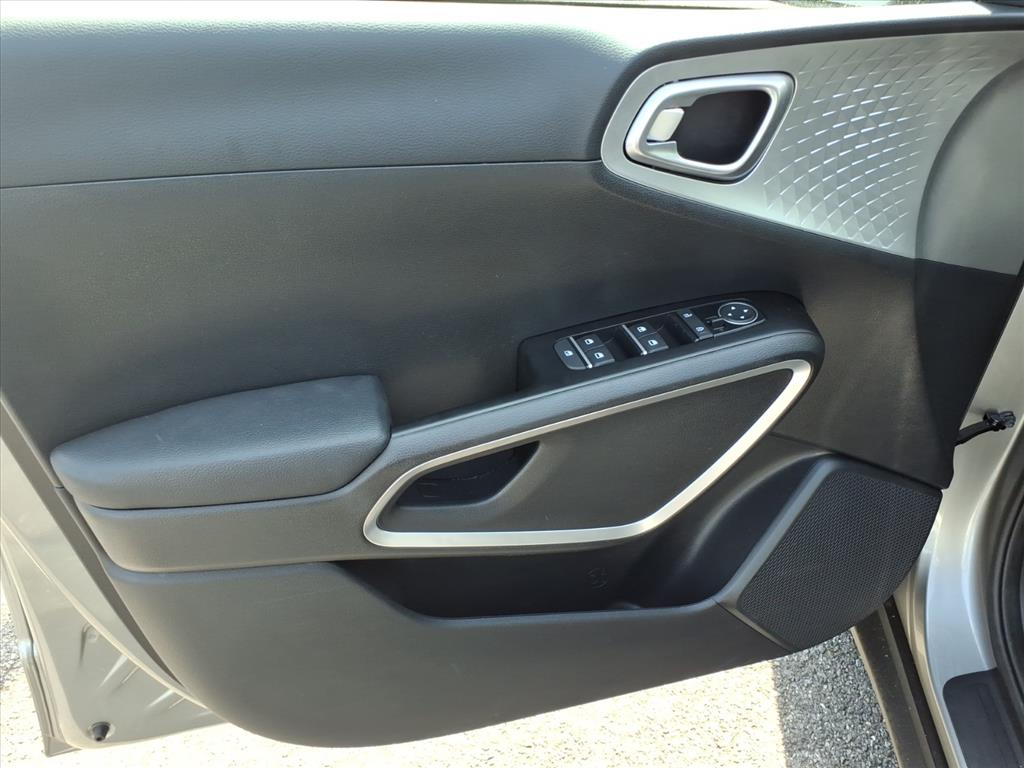 2025 Kia Soul LX - Photo 16