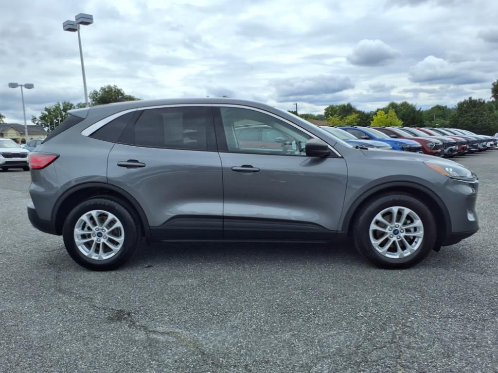 2022 Ford Escape SE photo 3