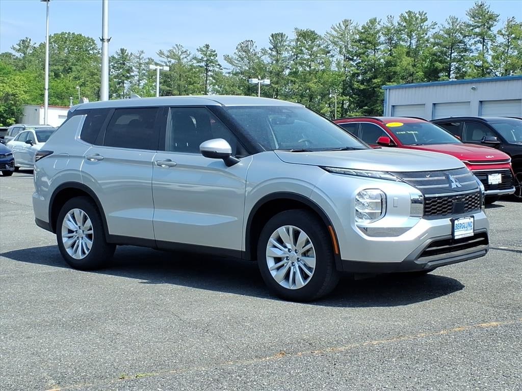 Used 2025 Mitsubishi Outlander ES Sport Utility