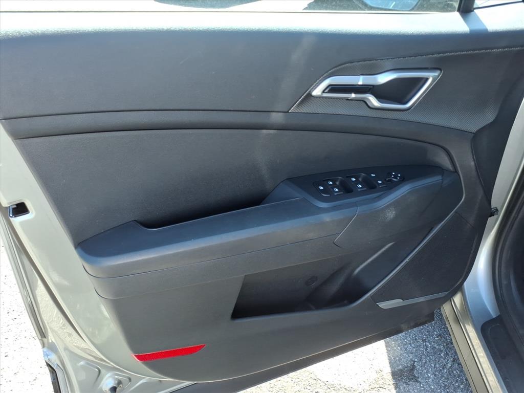 2025 Kia Sportage LX - Photo 16