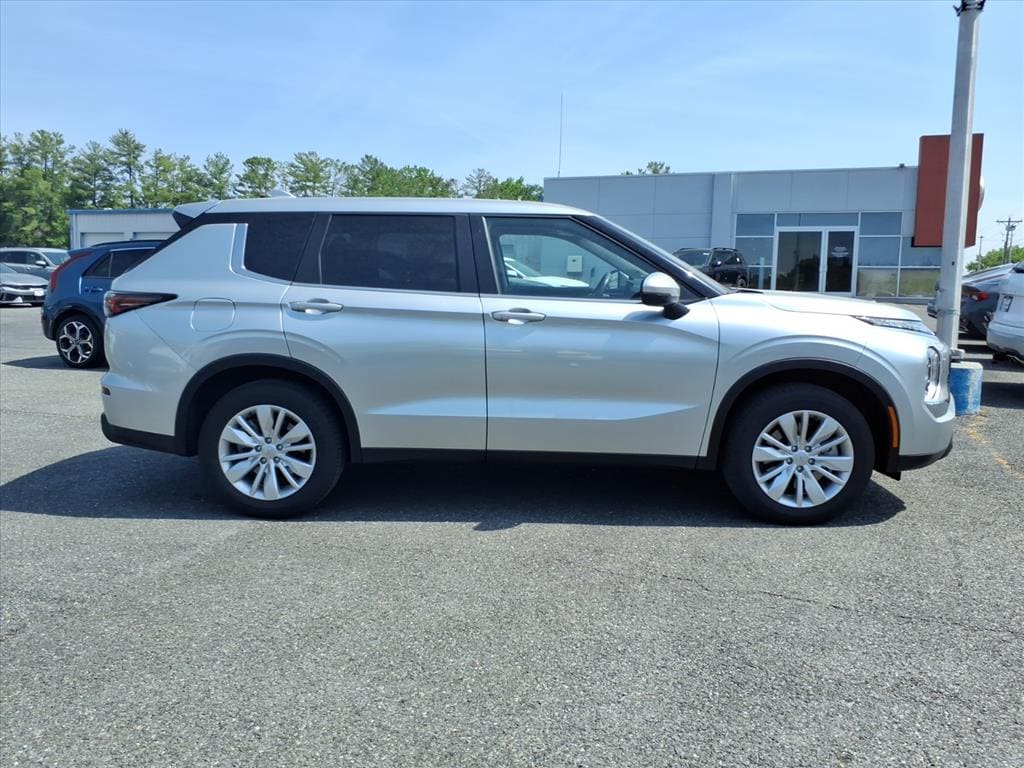 Used 2025 Mitsubishi Outlander ES Sport Utility