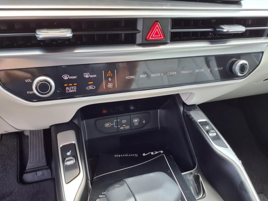2025 Kia Sorento S - Photo 23