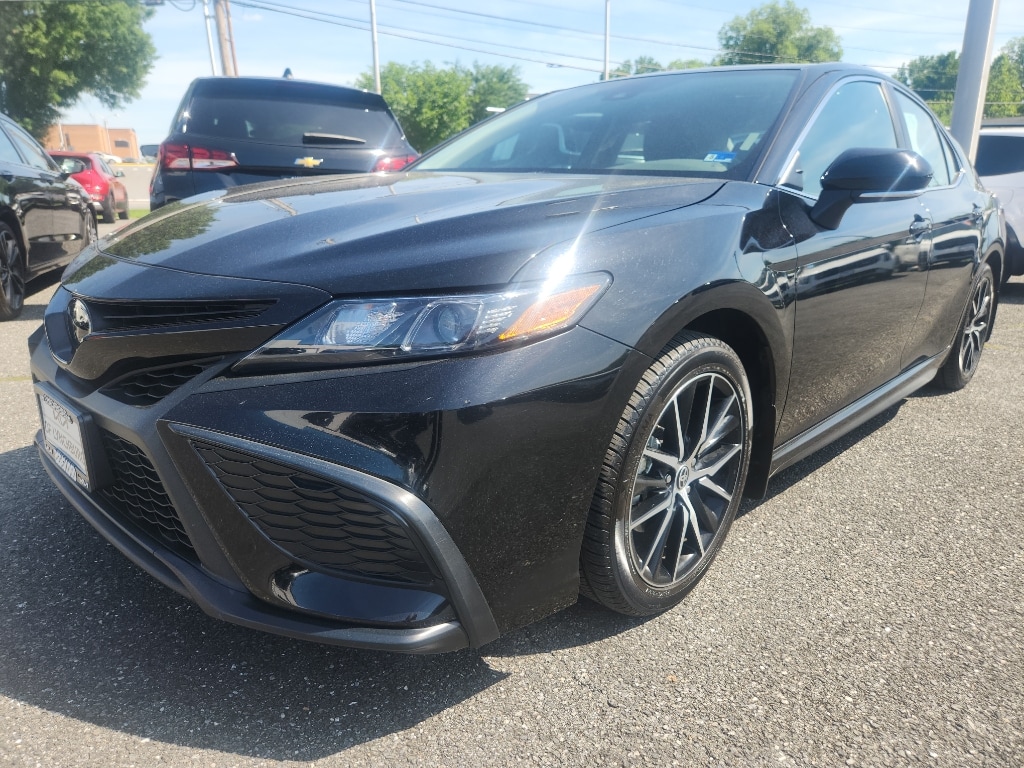 2024 Toyota Camry SE's photo