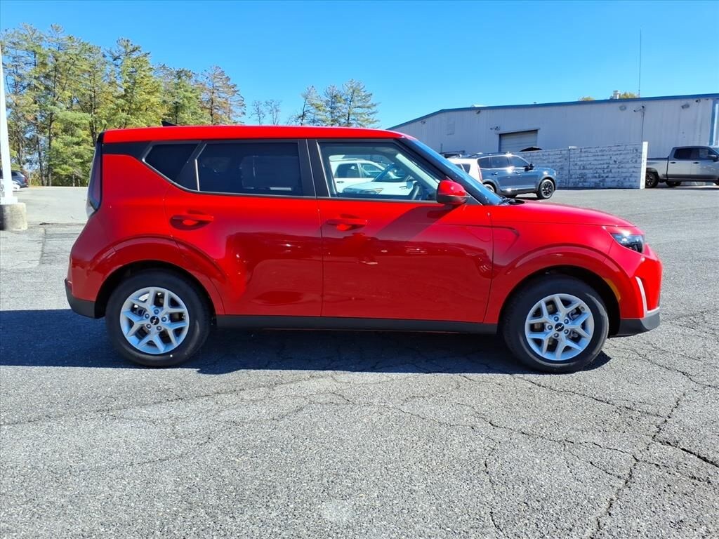 New 2025 Kia Soul LX Hatchback