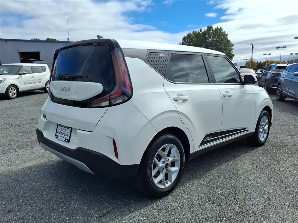 2023 Kia Soul LX photo 3