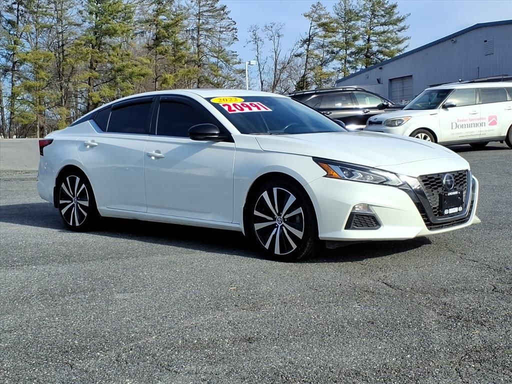 2022 Nissan Altima SR's photo