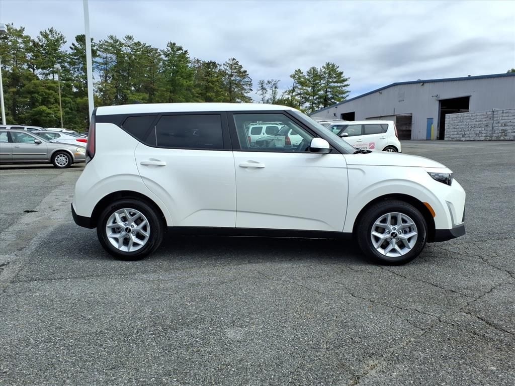 New 2025 Kia Soul LX Hatchback