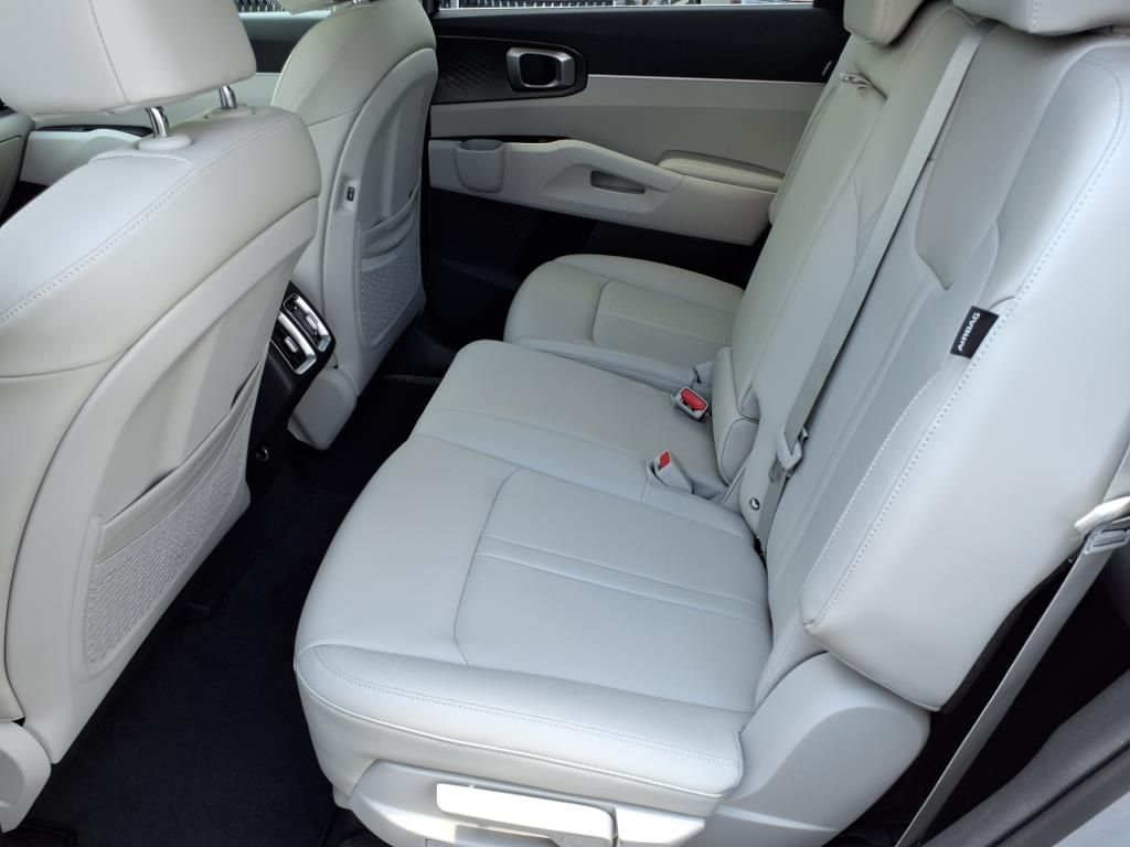 2025 Kia Sorento S - Photo 12