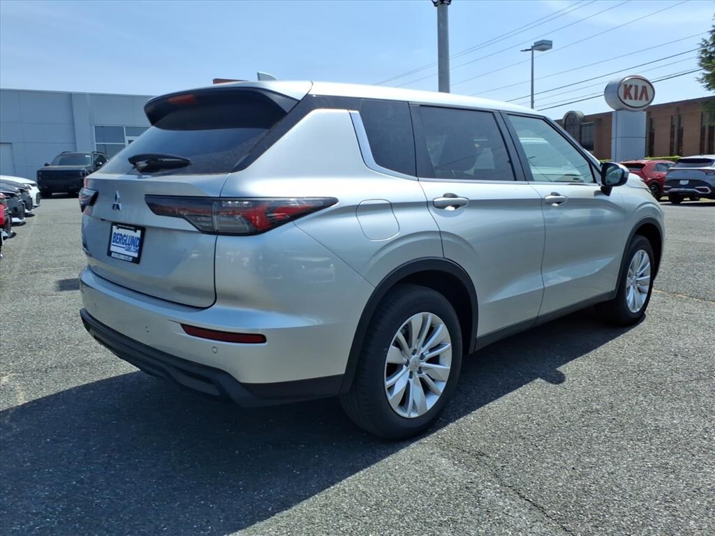 Used 2025 Mitsubishi Outlander ES Sport Utility