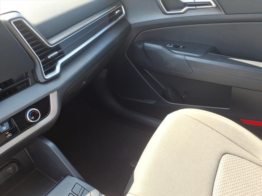 2025 Kia Sportage LX - Photo 26