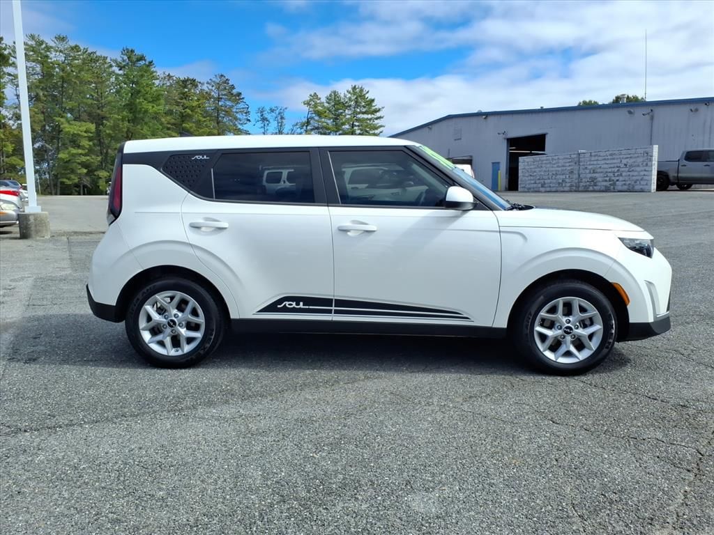 2023 Kia Soul LX photo 2