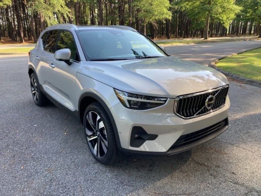 New 2025 Volvo XC40 B5 Ultra Bright Theme SUV