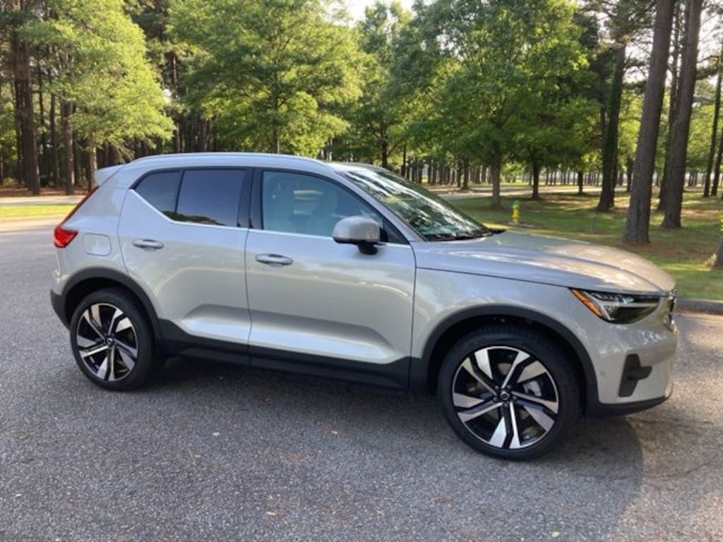 New 2025 Volvo XC40 B5 Ultra Bright Theme SUV