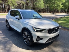 2025 Volvo XC40 B5 Ultra Bright Theme SUV