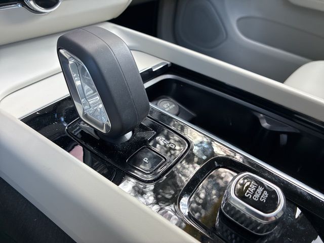 2025 Volvo XC60 Plus - Photo 31