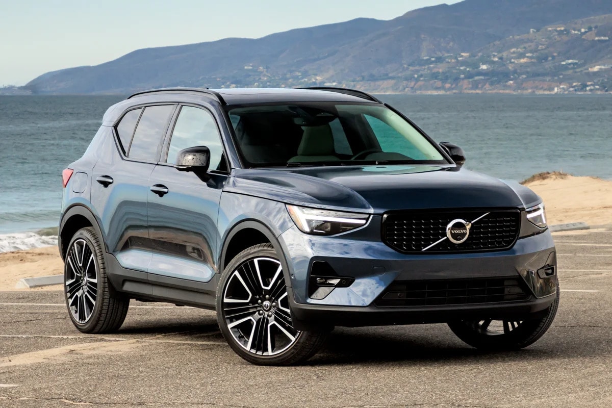 2026-volvo-xc40-front-angle-view-ak.jpg