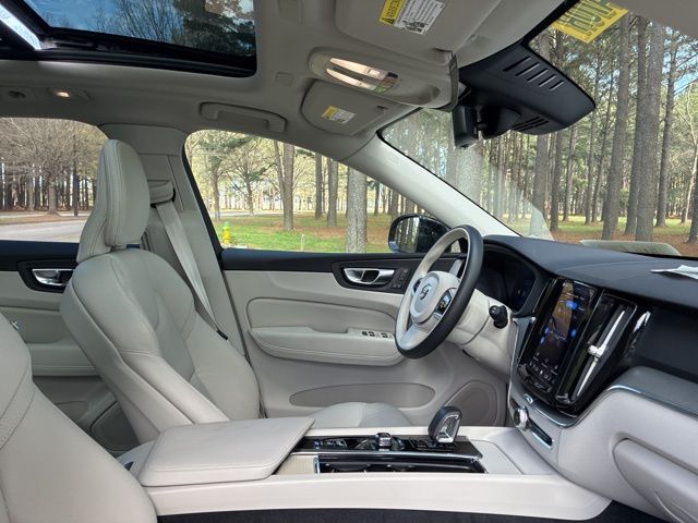 2025 Volvo XC60 Plus - Photo 23