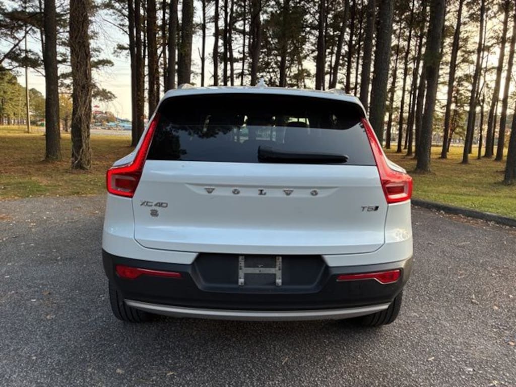 Used 2022 Volvo XC40 T5 AWD Momentum SUV