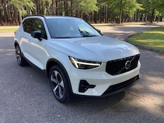 2025 Volvo XC40 B5 Plus Dark Theme SUV