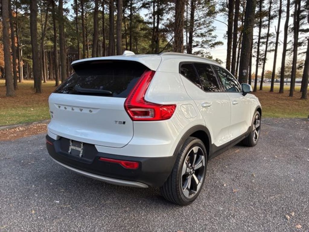 Used 2022 Volvo XC40 T5 AWD Momentum SUV