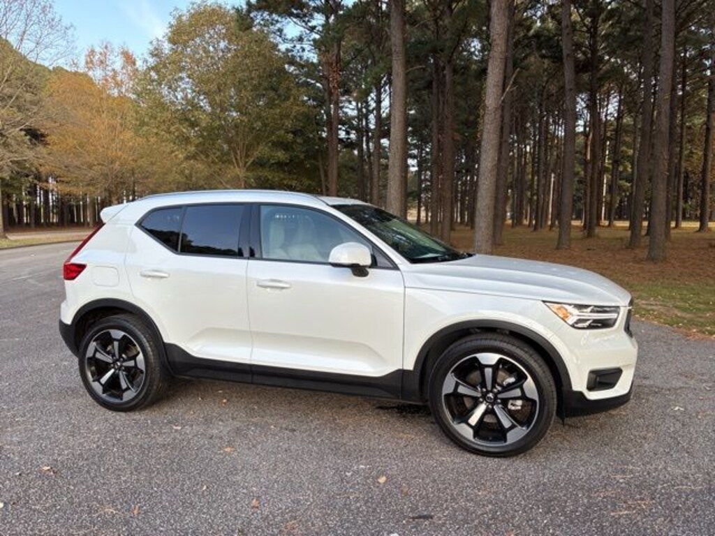 Used 2022 Volvo XC40 T5 AWD Momentum SUV