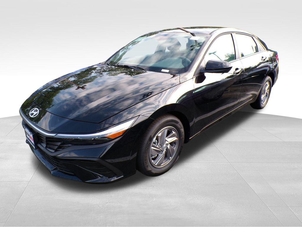 2025 Hyundai Elantra SE photo 2
