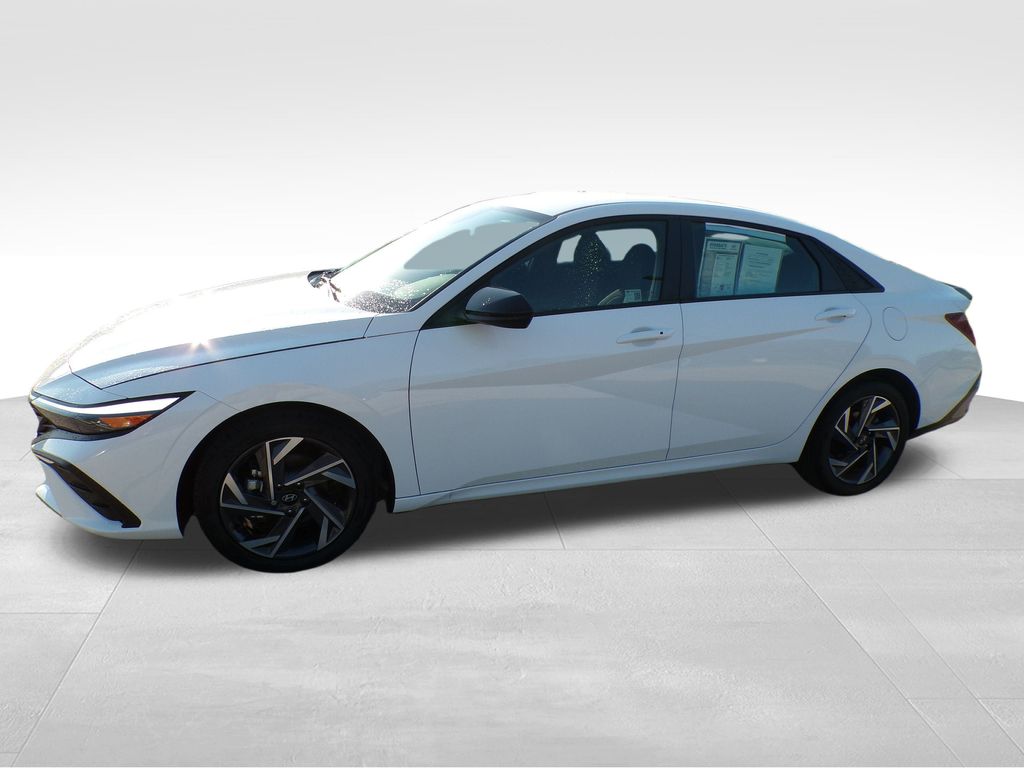 2025 Hyundai Elantra SEL Sport photo 2