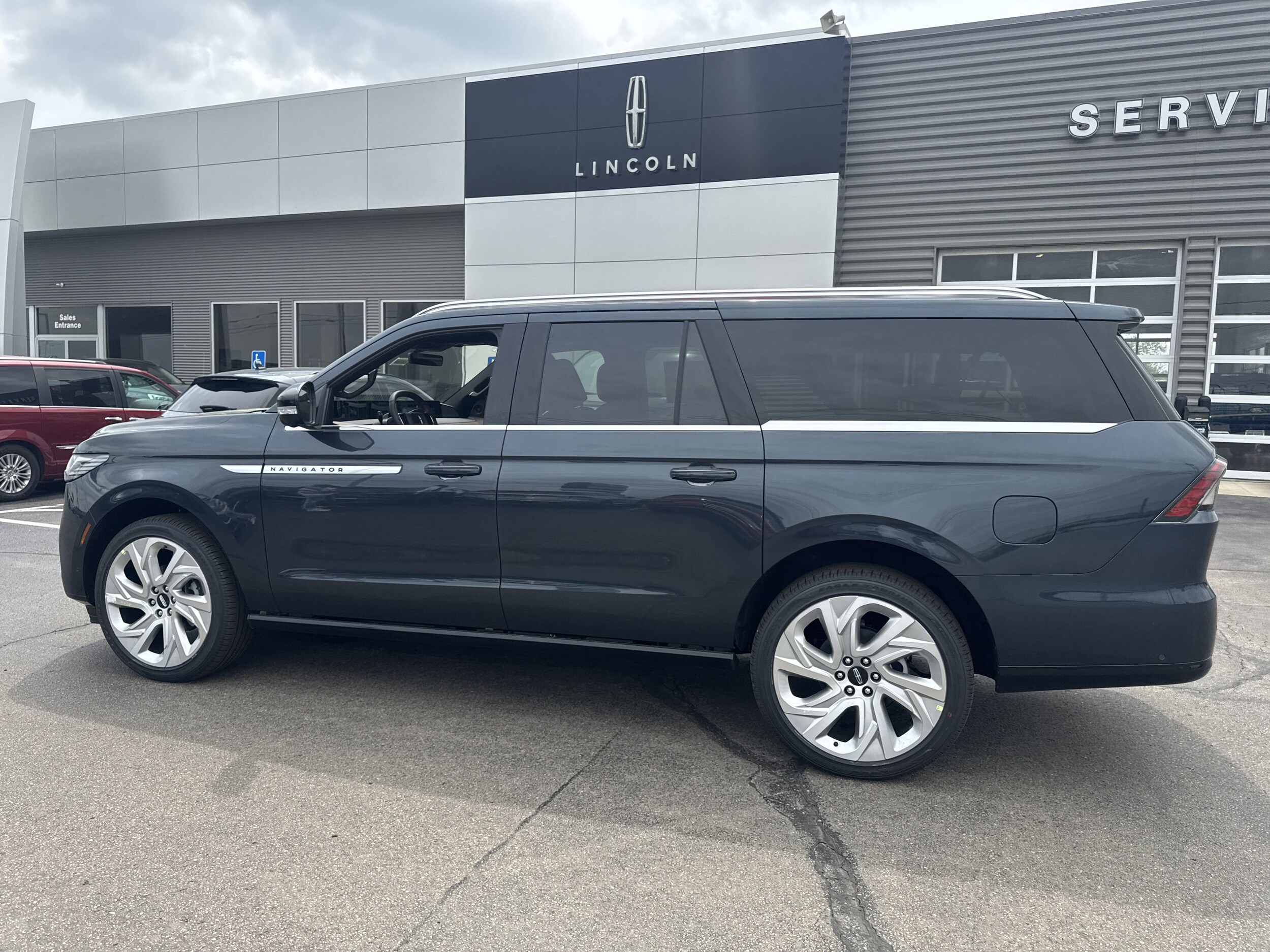 2025 Lincoln Navigator L Reserve photo 4