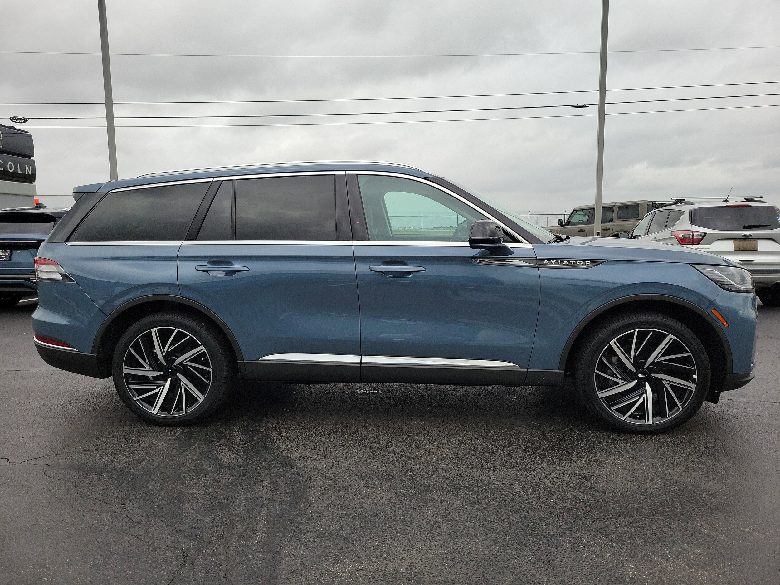 2025 Lincoln Aviator Reserve photo 3