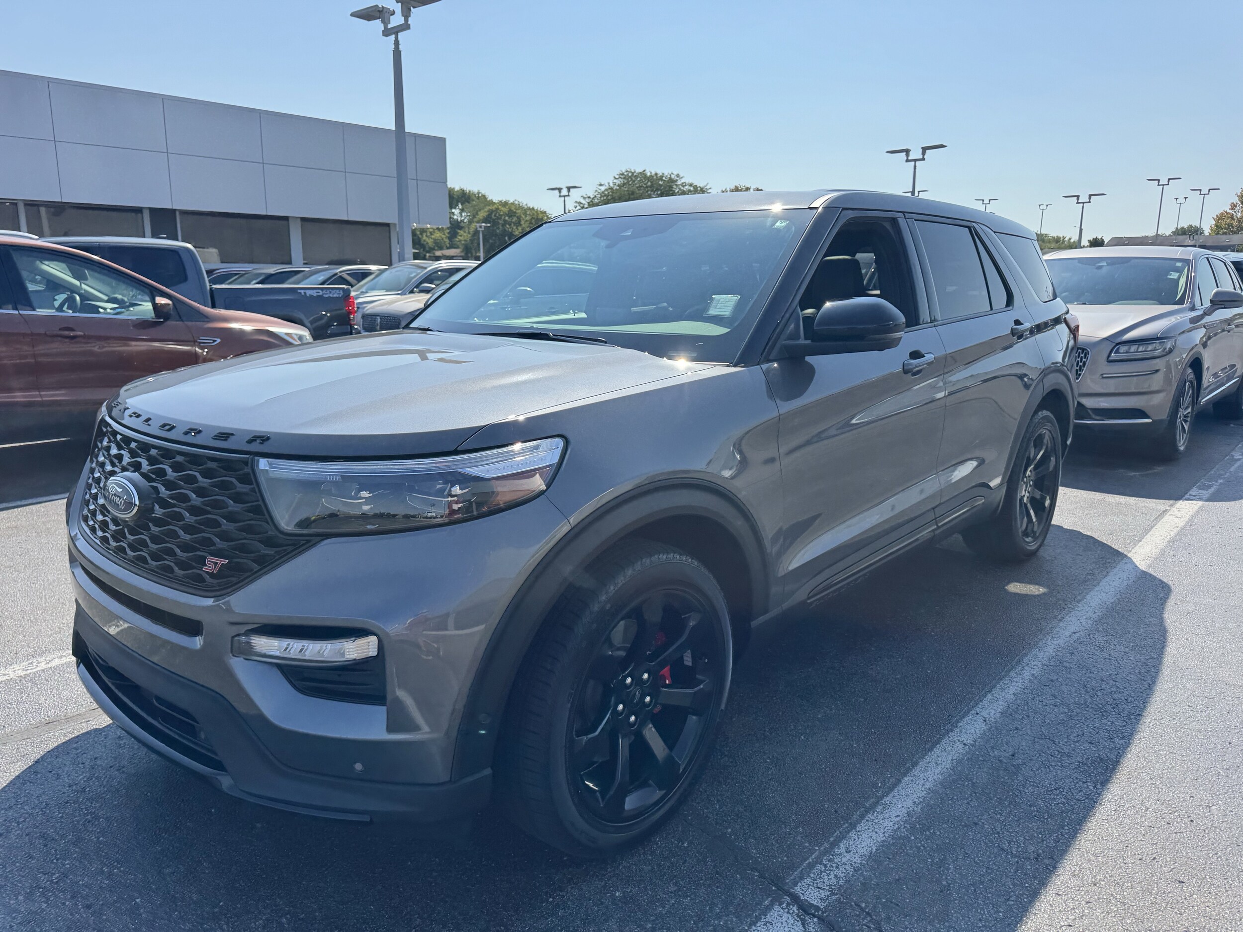 2021 Ford Explorer ST photo 3