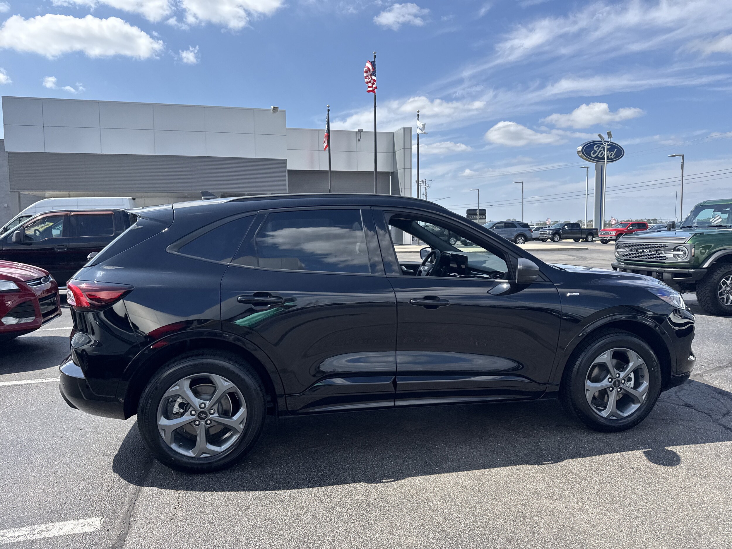 2023 Ford Escape ST-Line photo 2