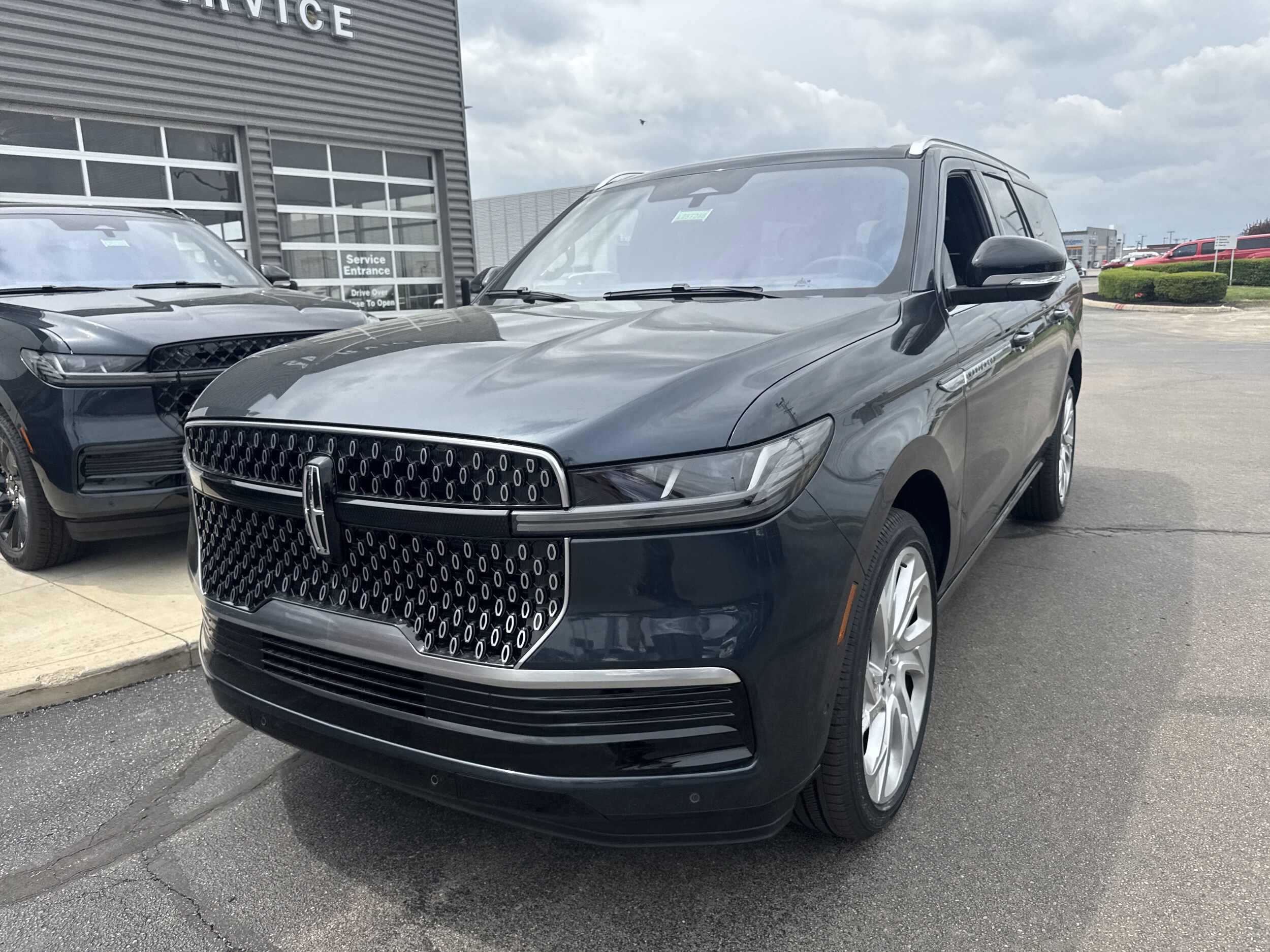 2025 Lincoln Navigator L Reserve photo 3