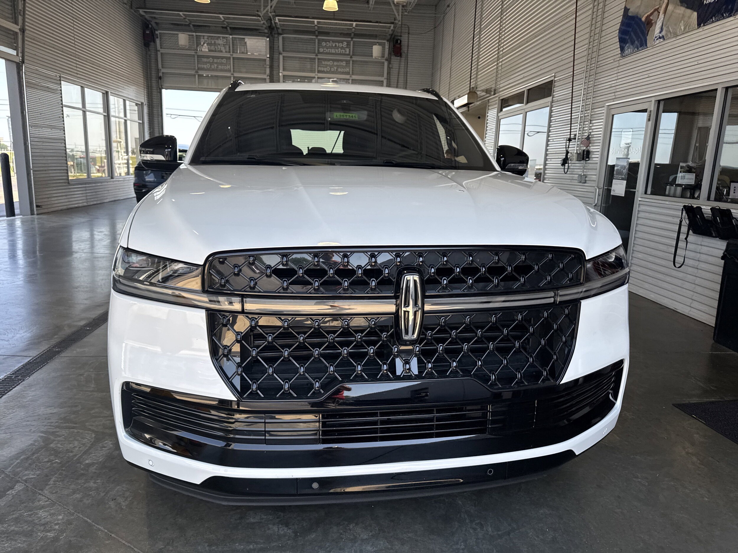 2025 Lincoln Navigator L Reserve photo 2