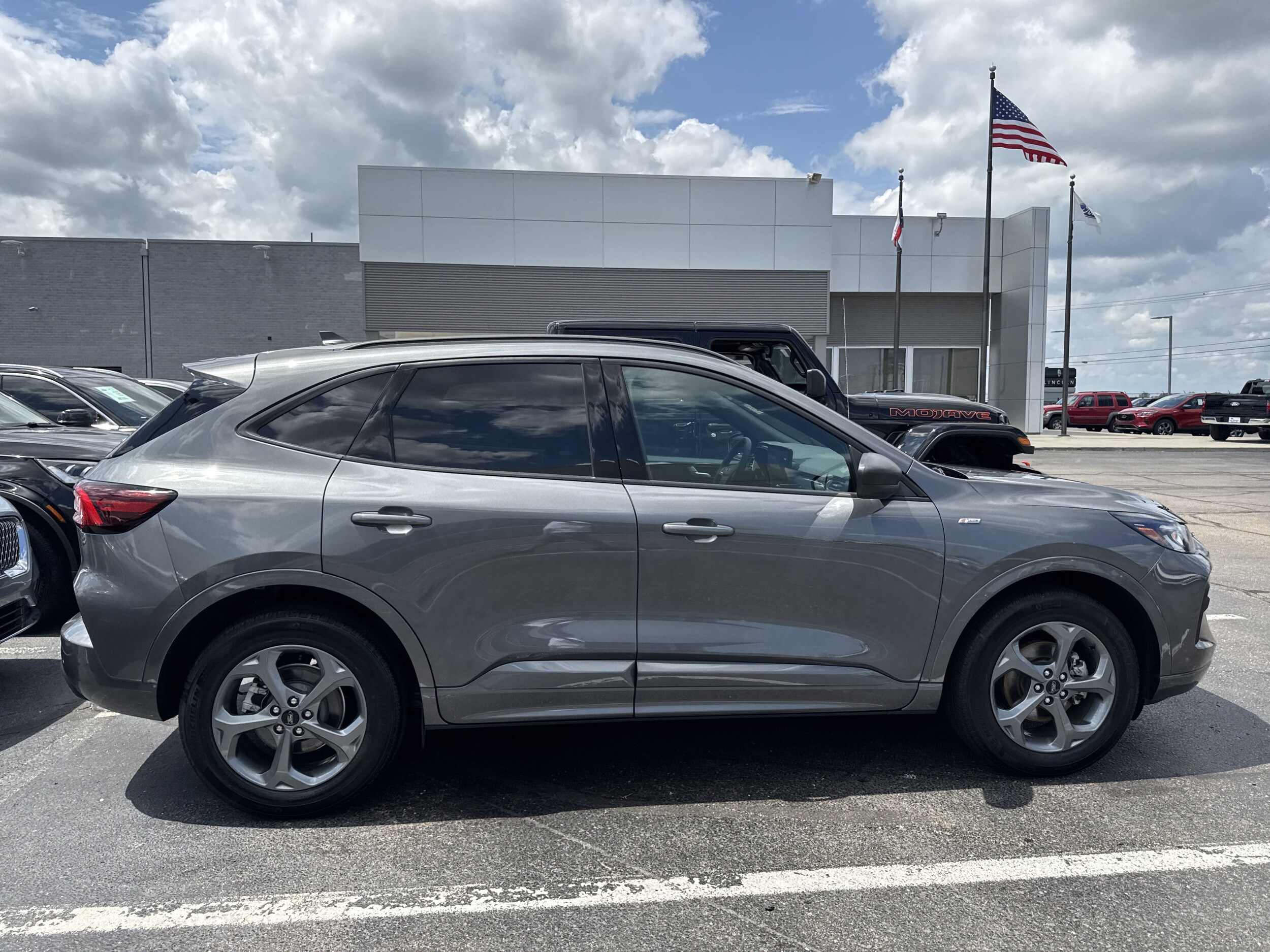 2023 Ford Escape ST-Line photo 2