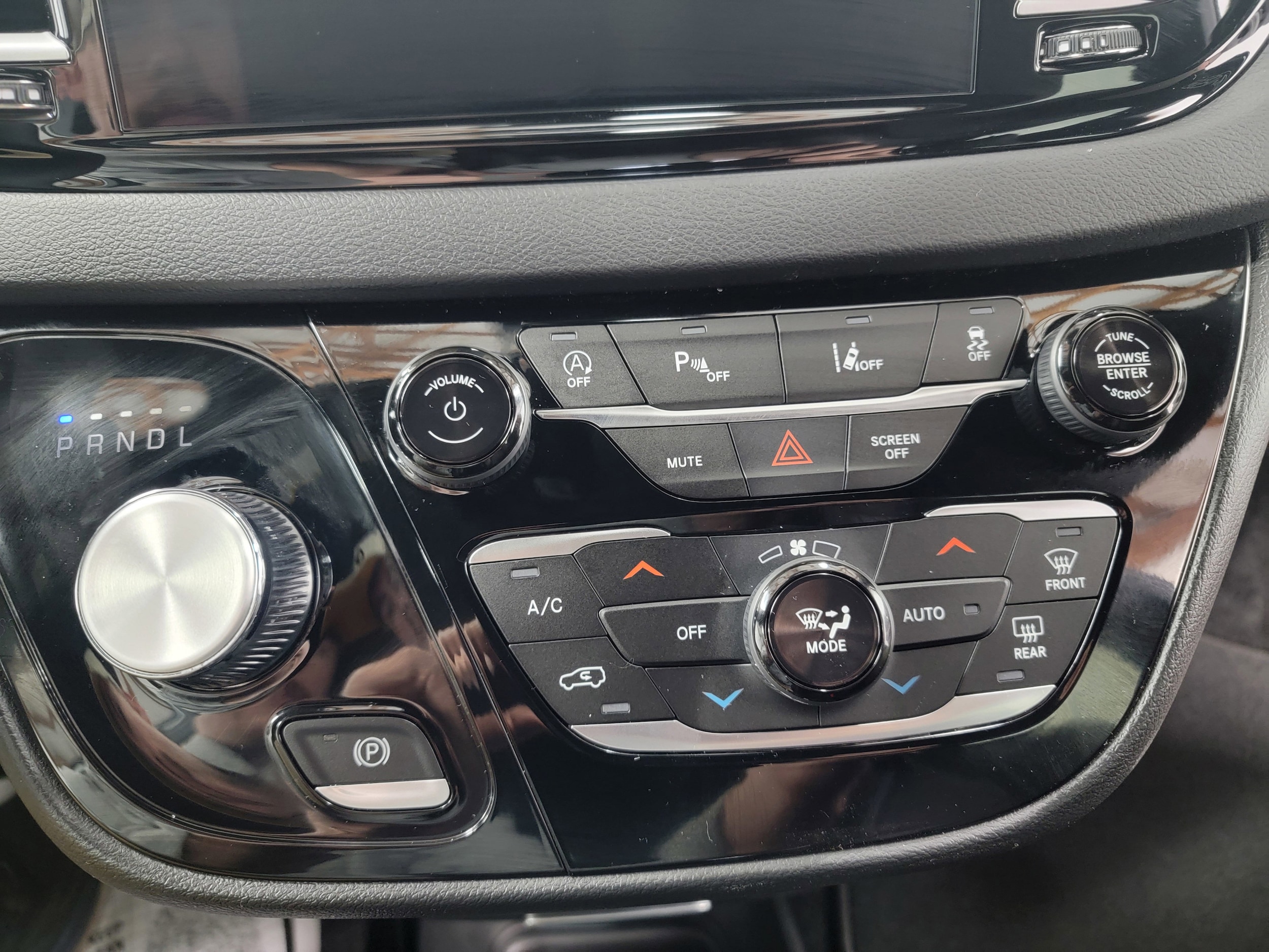 2026 Chrysler Voyager LX - Photo 17