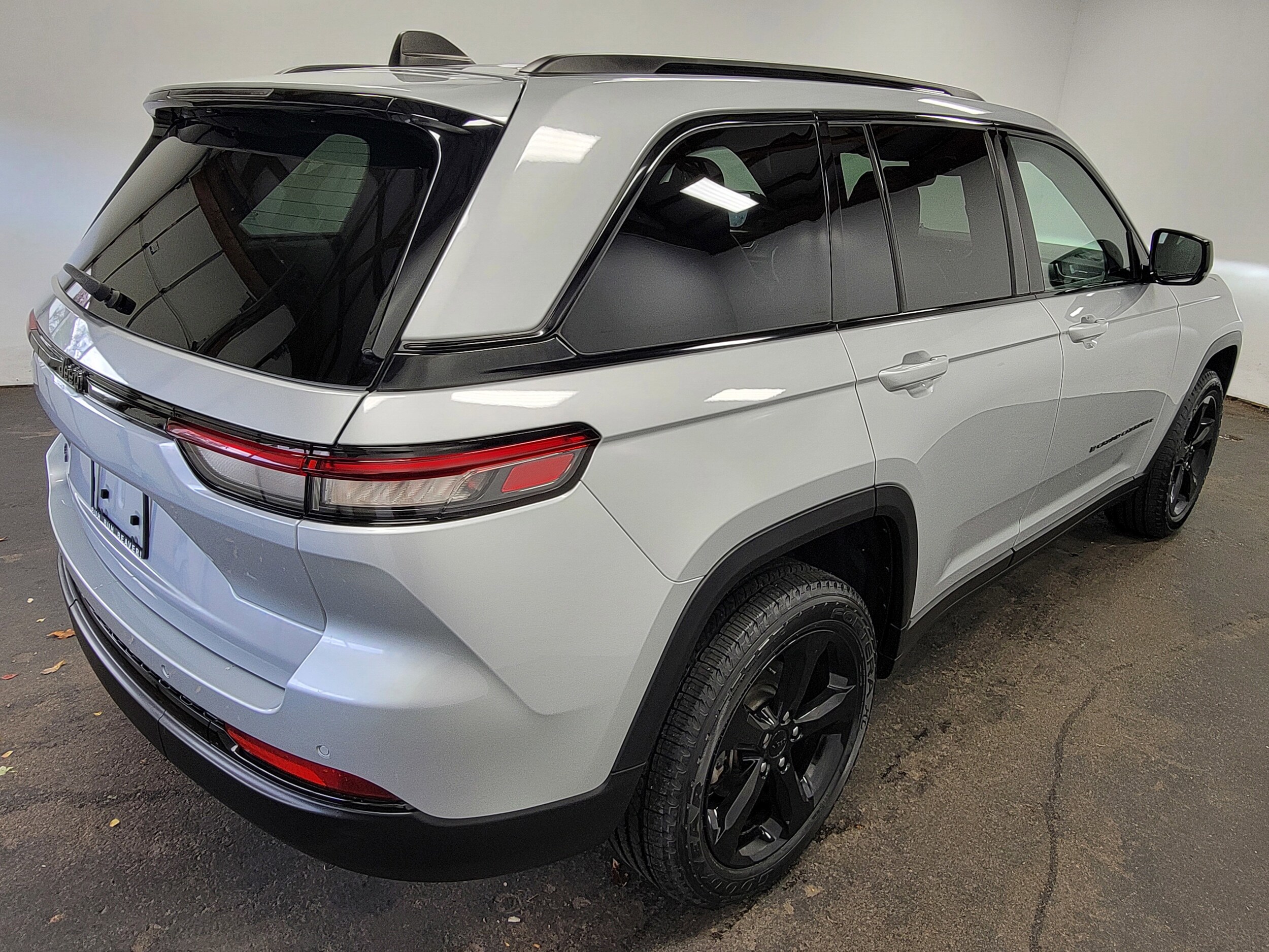 2023 Jeep Grand Cherokee Altitude photo 2