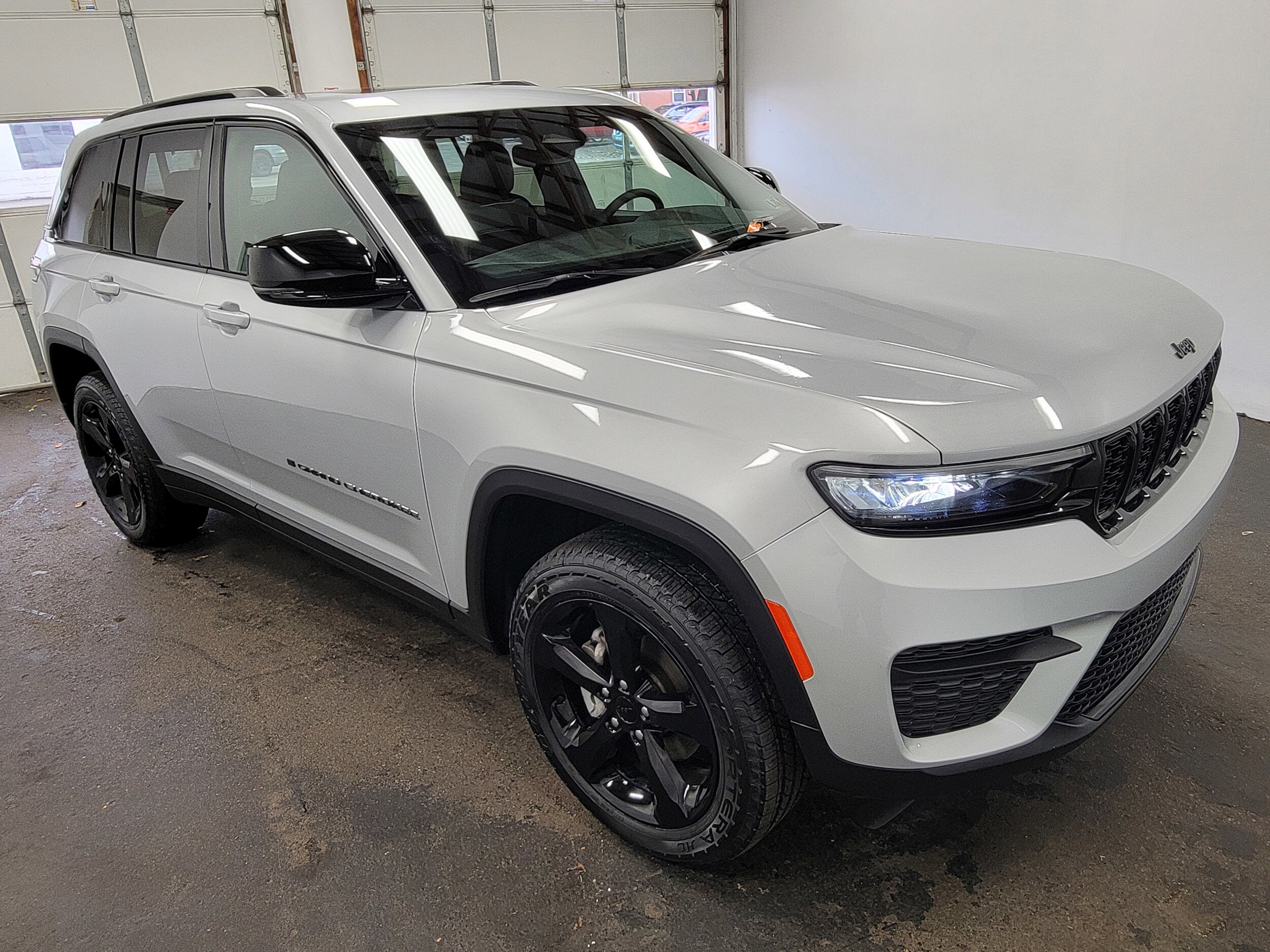 2023 Jeep Grand Cherokee Altitude photo 3