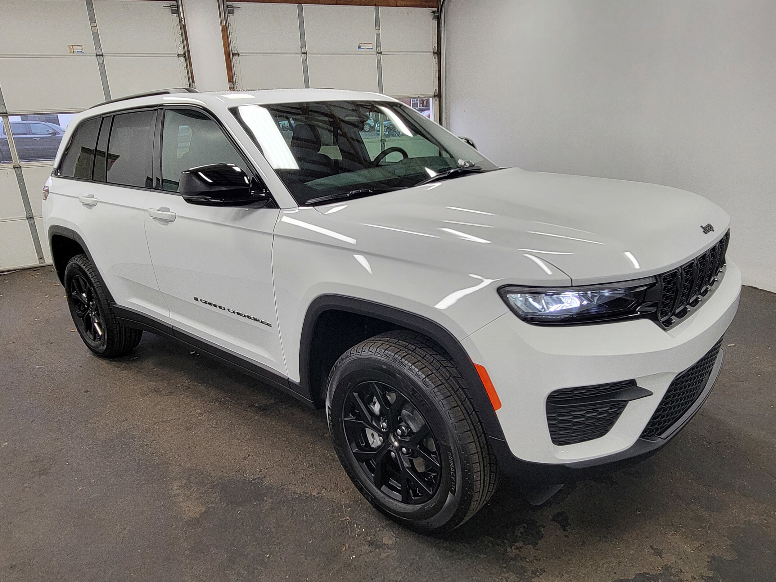 2025 Jeep Grand Cherokee Laredo Altitude photo 4