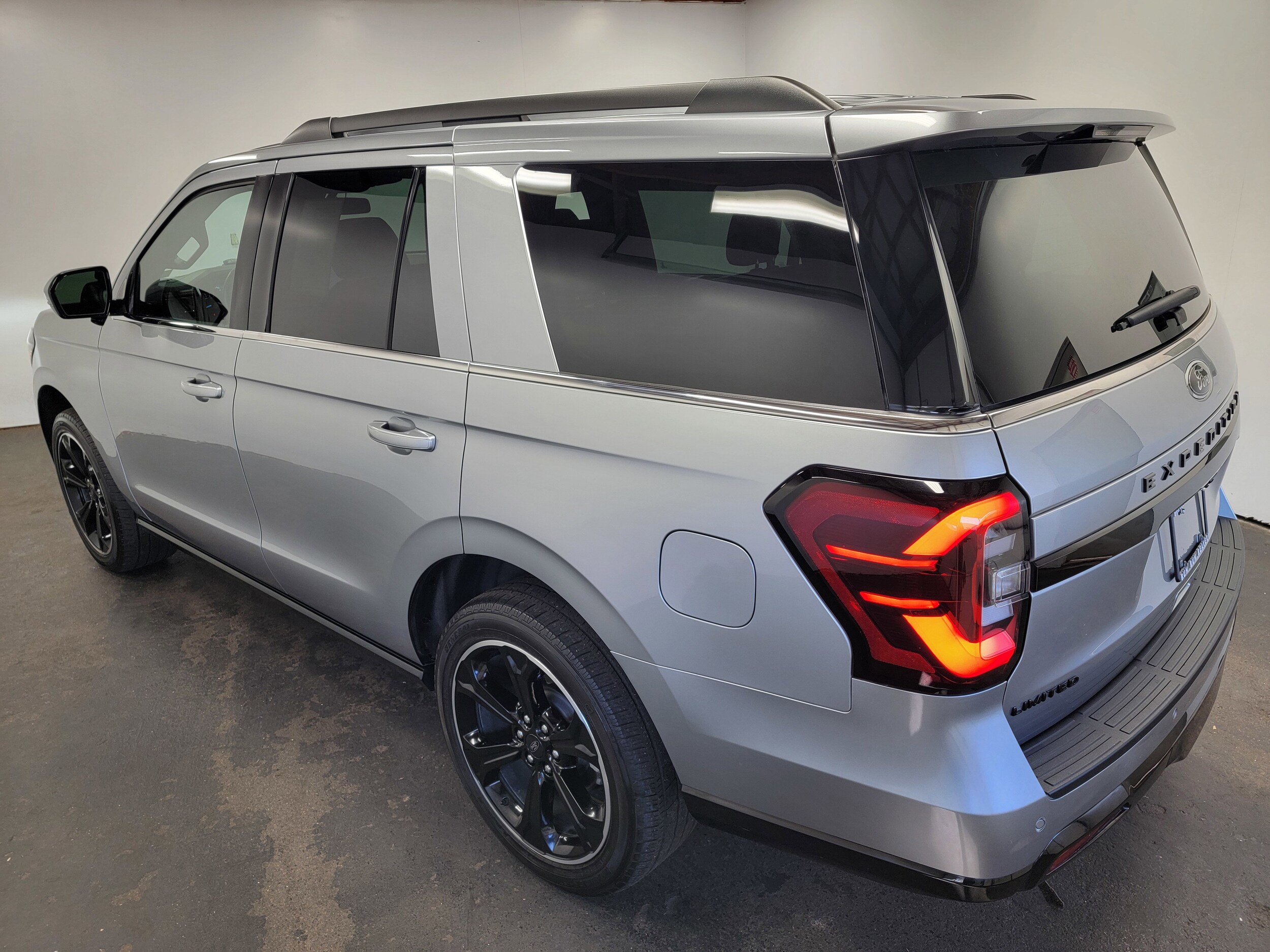 2023 Ford Expedition Limited photo 2