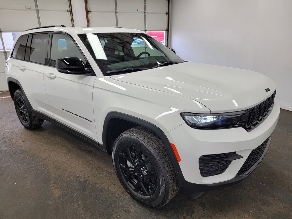 New 2025 Jeep Grand Cherokee Laredo Sport Utility