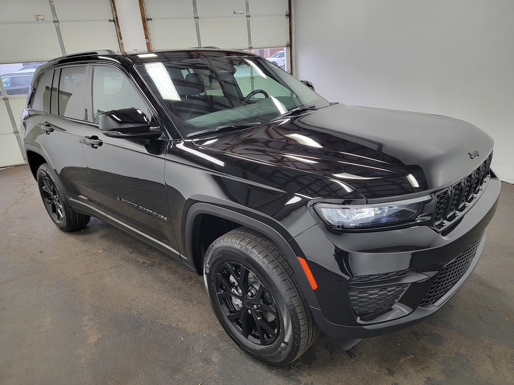 New 2025 Jeep Grand Cherokee Laredo Sport Utility