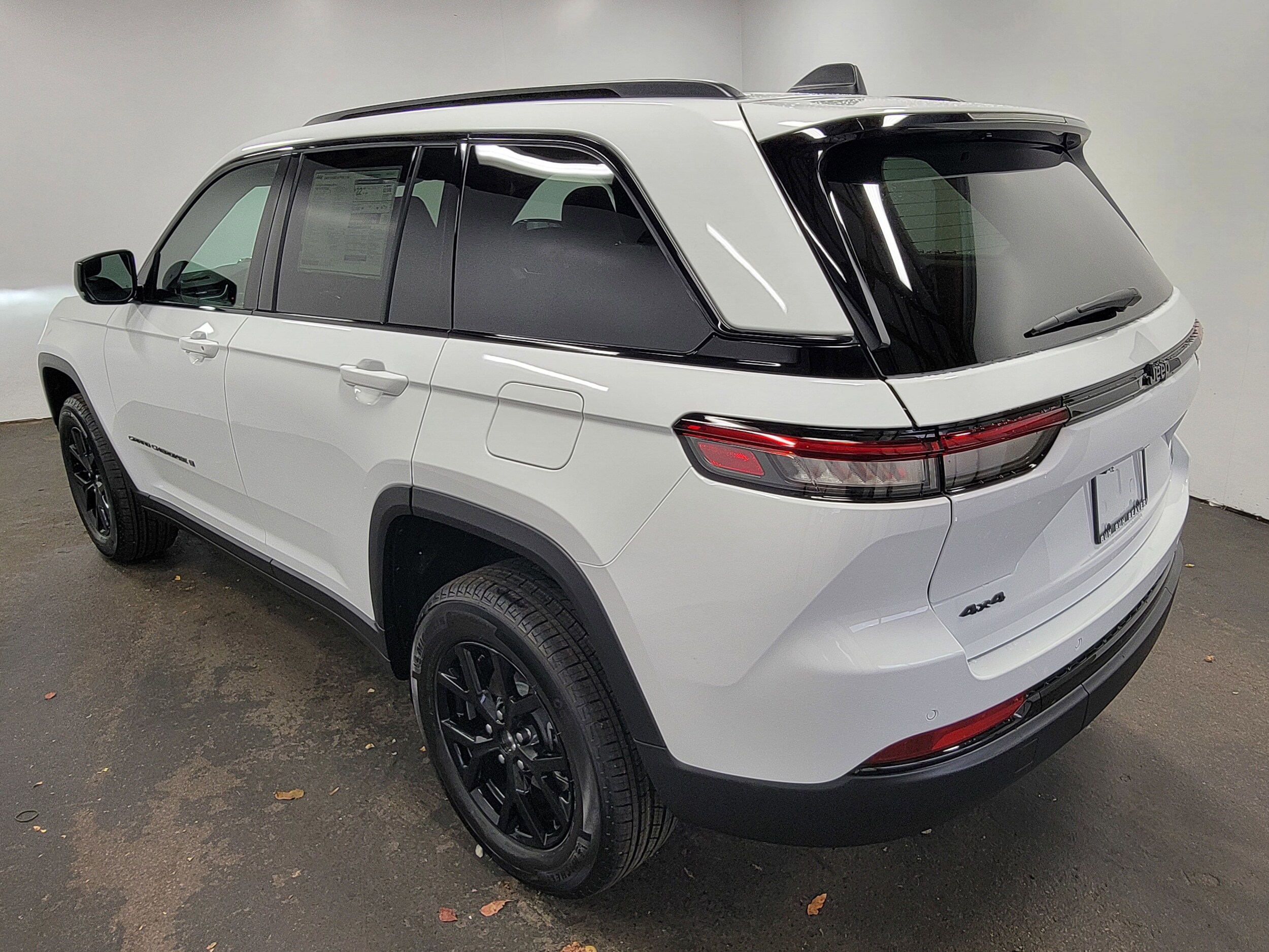 2025 Jeep Grand Cherokee Laredo Altitude photo 2