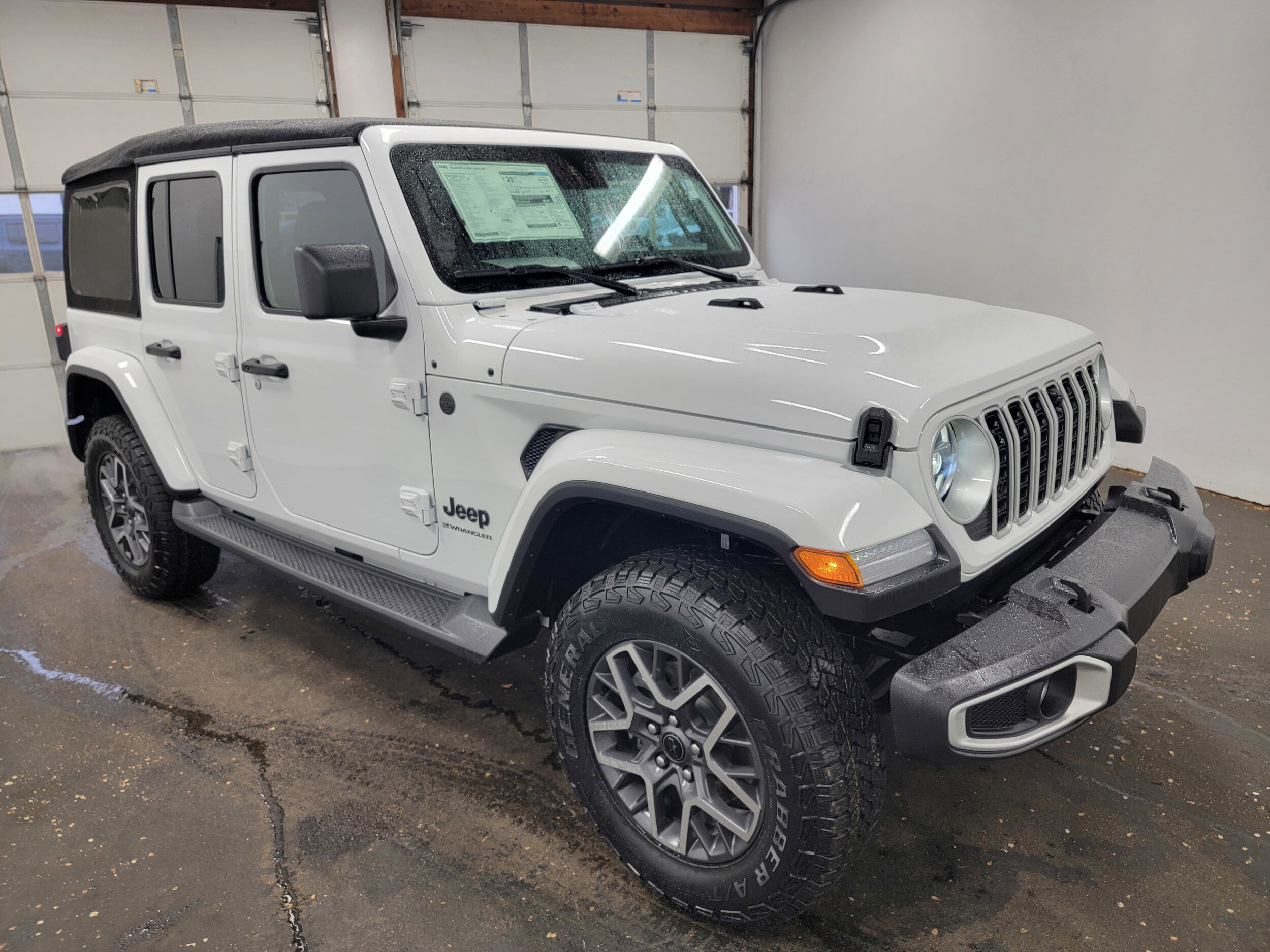 2025 Jeep Wrangler Sahara photo 4