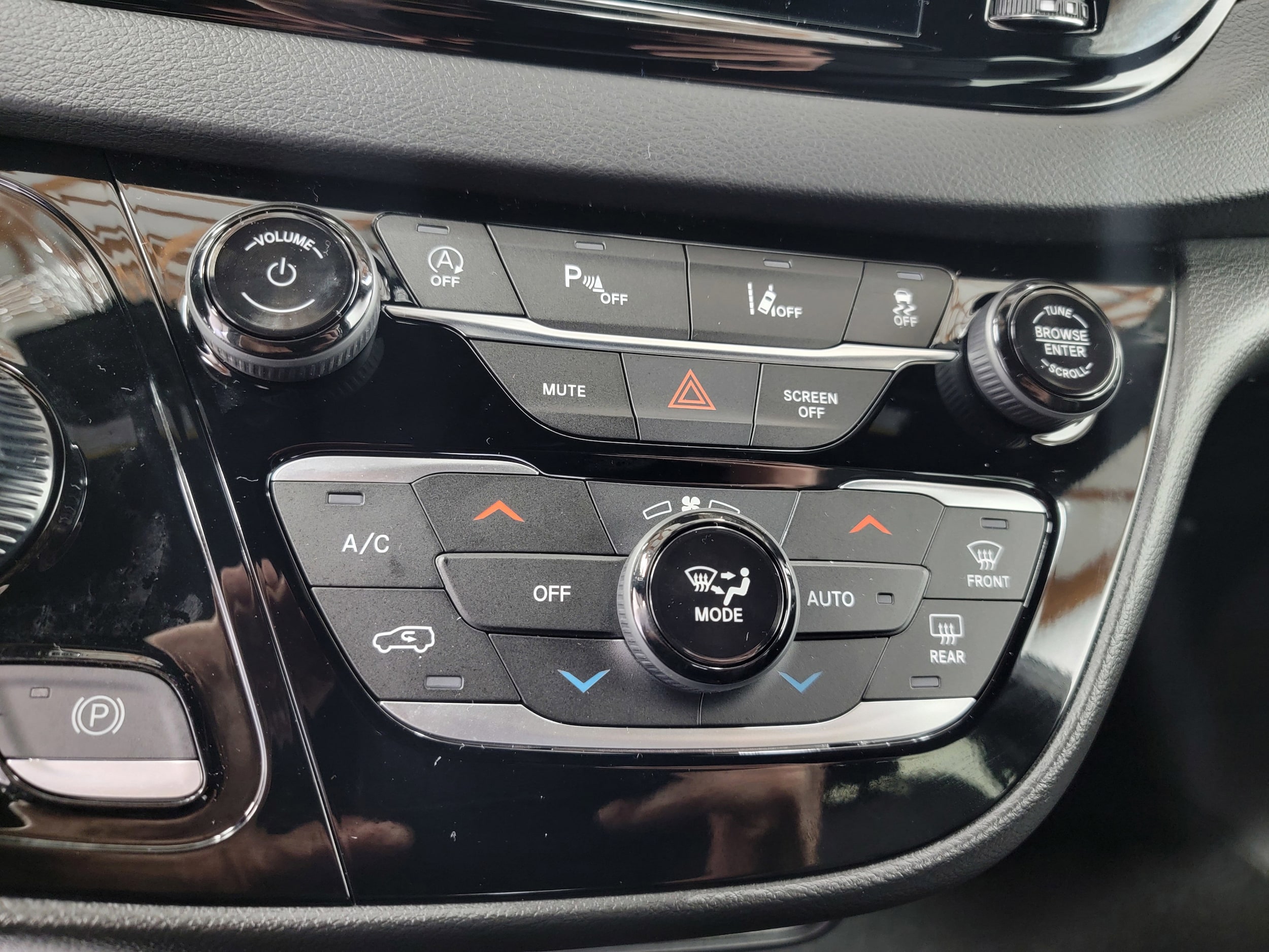 2026 Chrysler Voyager LX - Photo 18