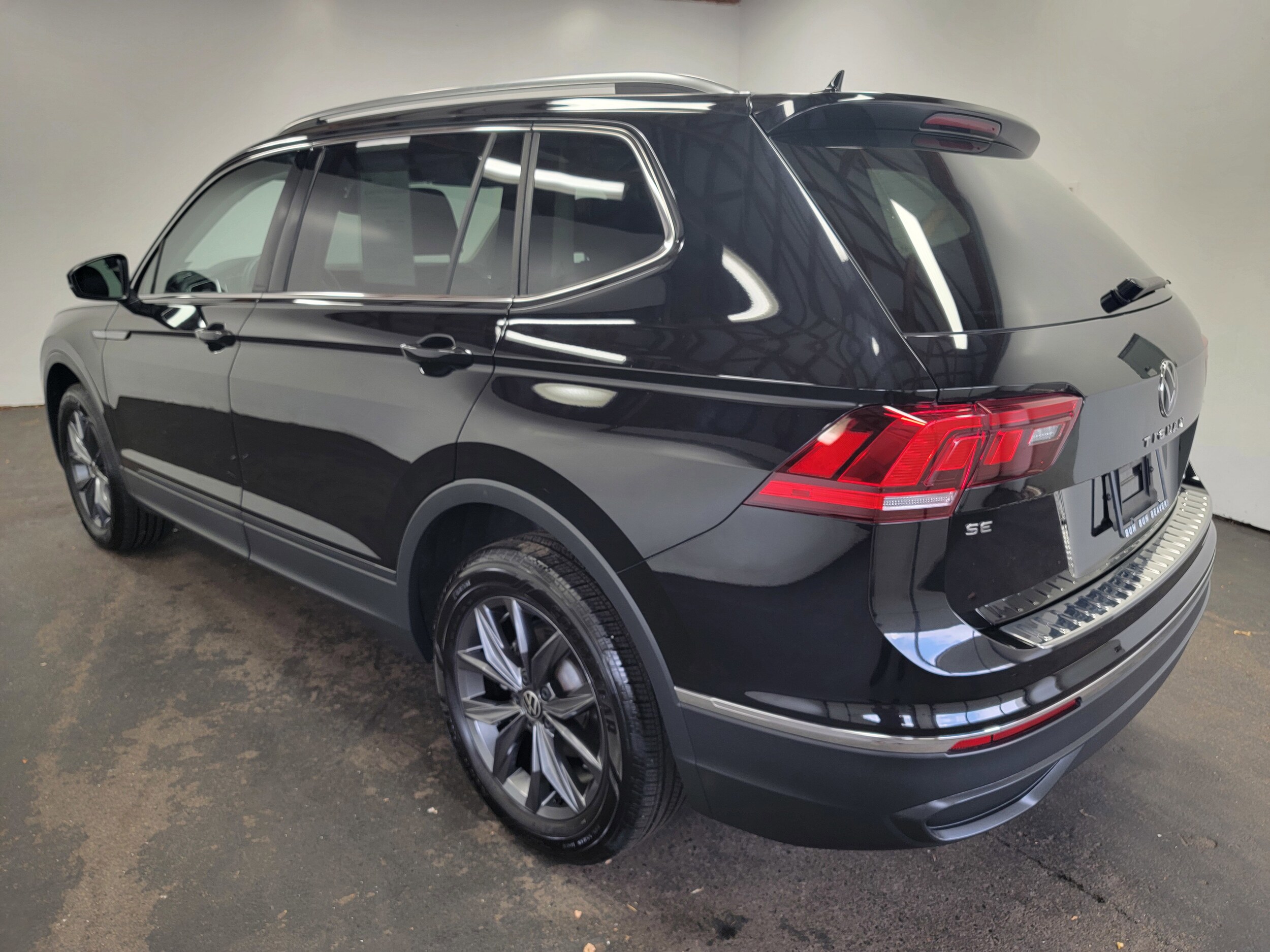 2022 Volkswagen Tiguan SE photo 2