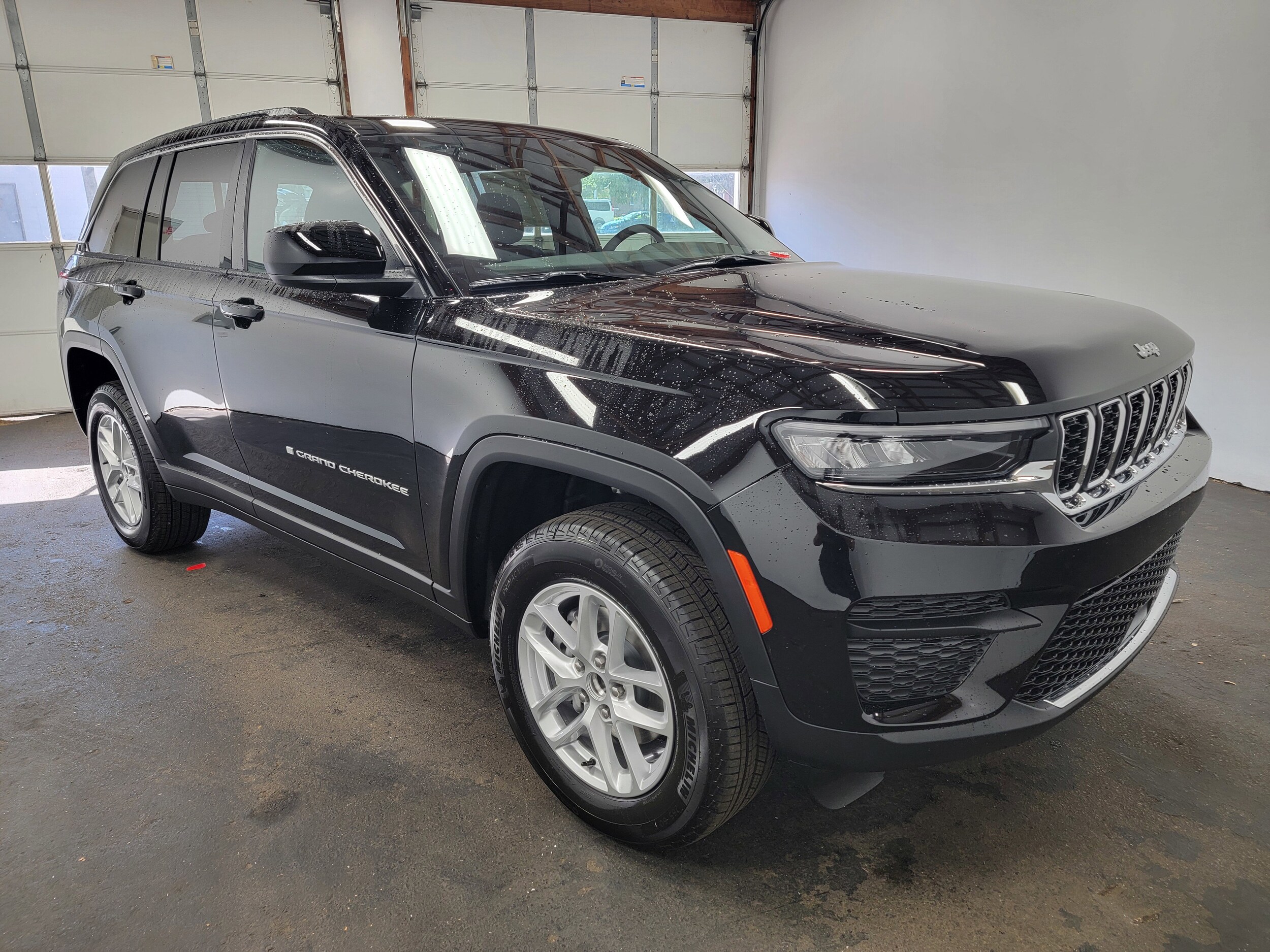 2025 Jeep Grand Cherokee Laredo photo 4