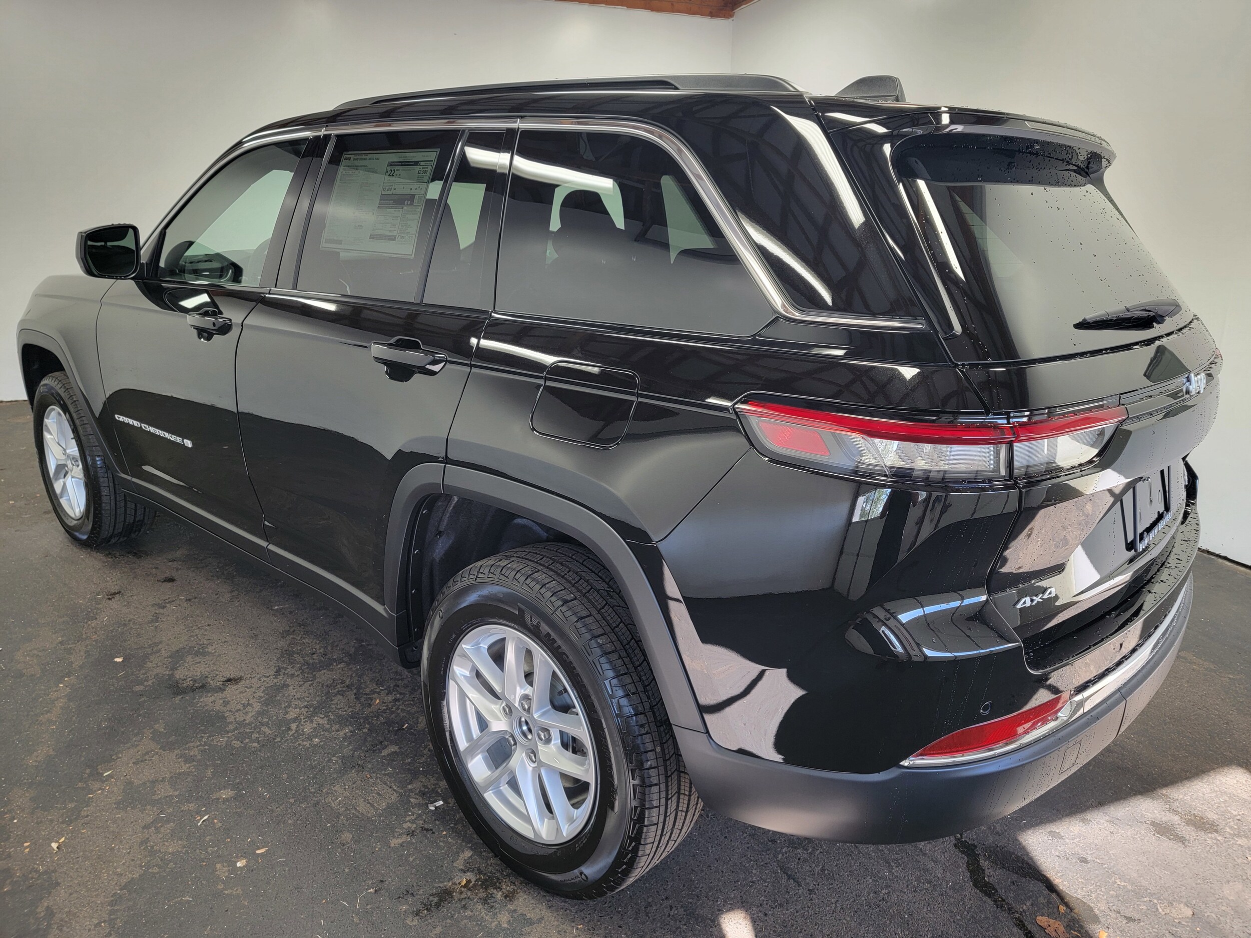 2025 Jeep Grand Cherokee Laredo photo 2