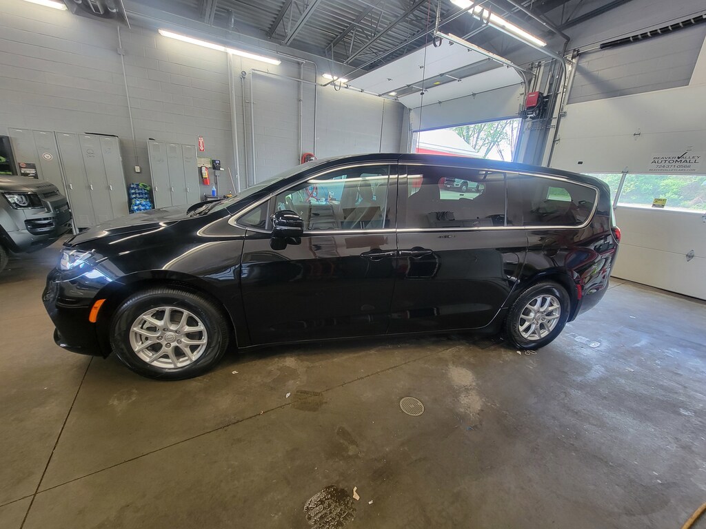 Used 2025 Chrysler Pacifica Select Select FWD
