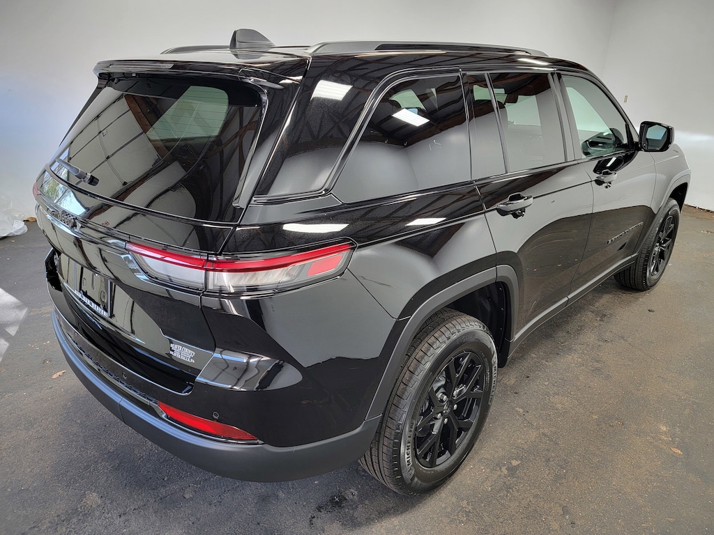 New 2025 Jeep Grand Cherokee Laredo Sport Utility